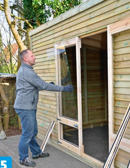 Glas sættes i dobbeltdør til skur
