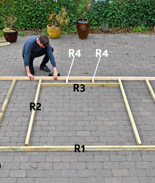 Rammene til utebod byggesett settes sammen