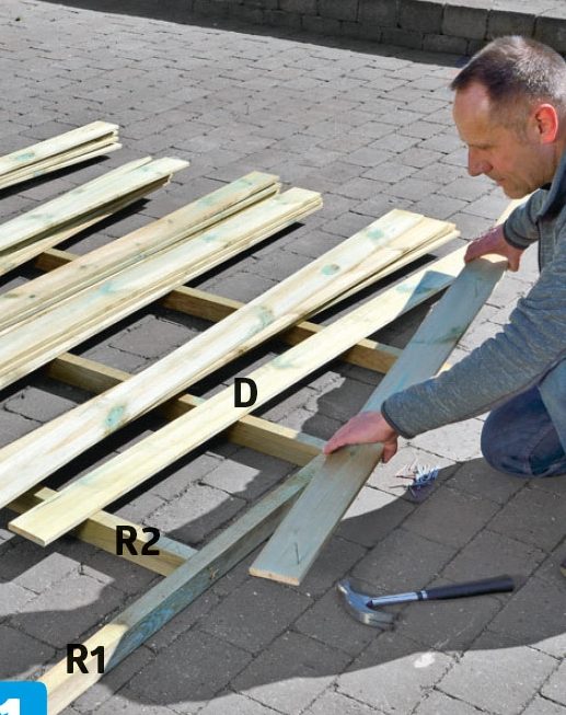 Kledning monteres på rammene på utebod