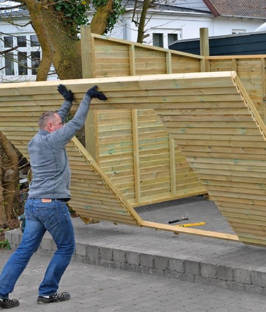Vipp forside på plass på uteboden som byggsett