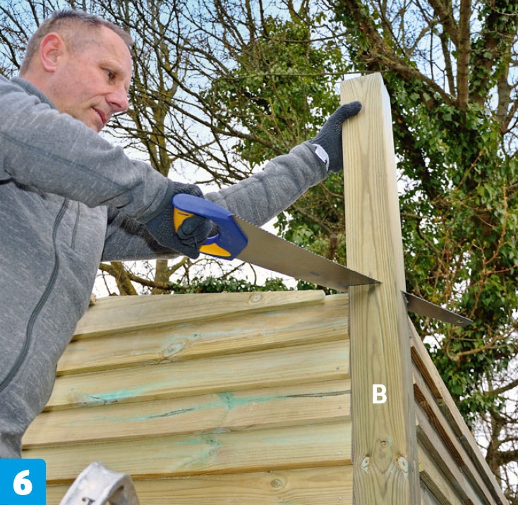 De fire stolpeendene kappes på utebod