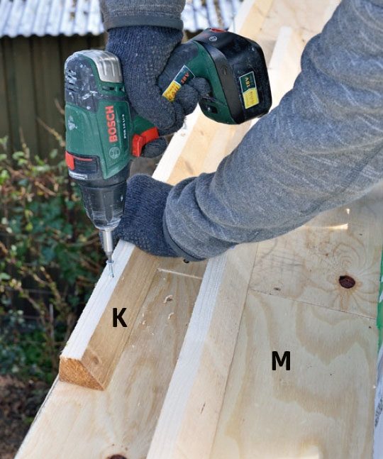 Trekantliste skrus fast på utebod