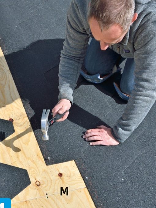 Takshingel spikres til tak på utebod