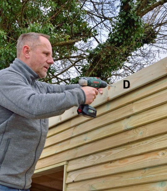 De loddrette inndekkingene skrus fast langs sidene på utebod