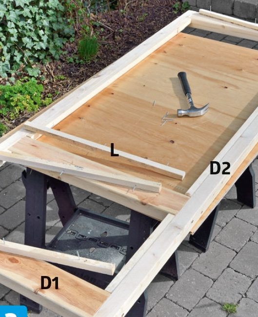 Dør til utebod skrus sammen med skruer