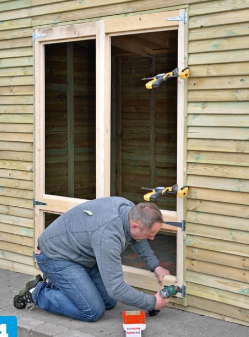Dobbeltdør til utebod byggsett settes i