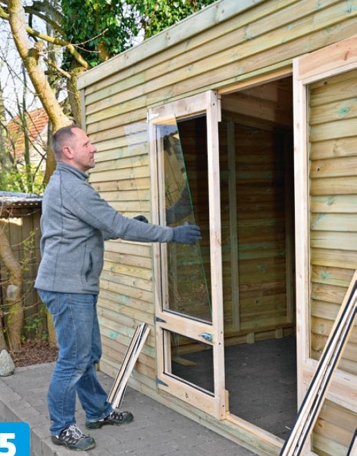 Glasset settes i dobbeltdør til utebod