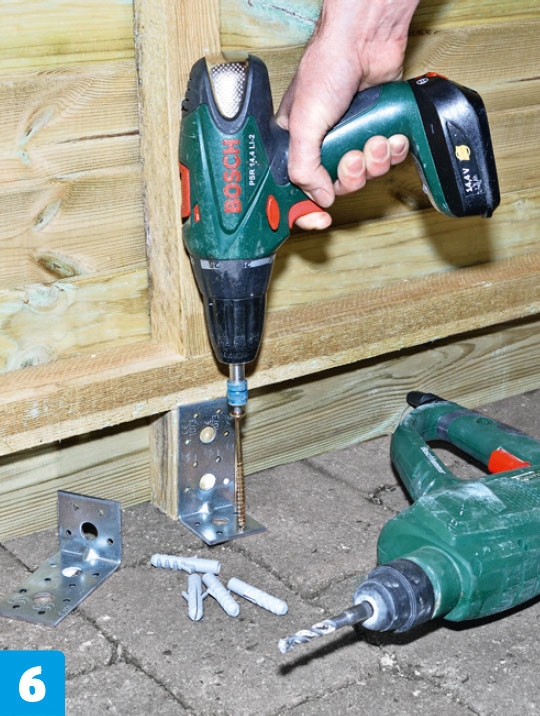 Utebod forankres til steinene med vinkelbeslag, plugger og skruer