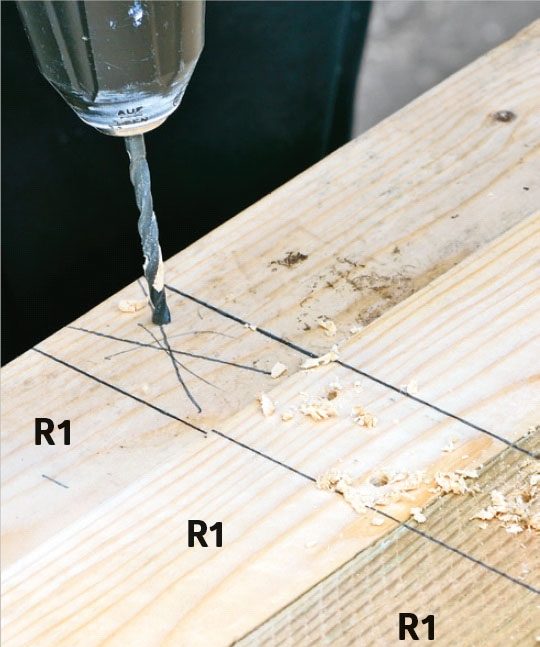Förborra i de vågräta ramdelarna till förrådets lodräta läkterna