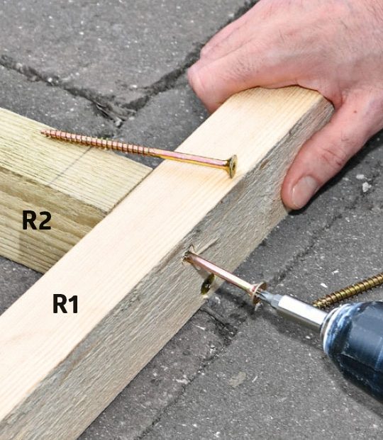 Delarna till förråd byggsats skruvas ihop