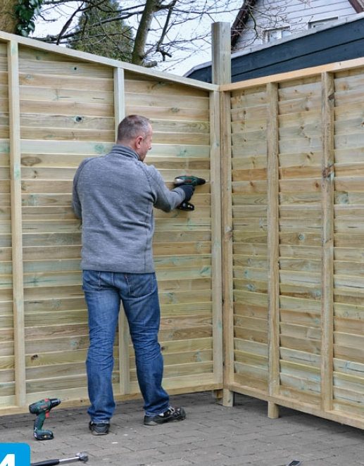 Gavelramen skruvas fast i stolpen på förrådet