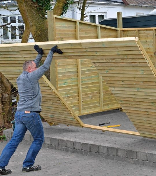 Vicka framsidan upp på plats på förråd byggsats