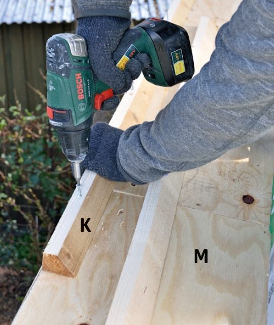 Trekantslisten till förråd skruvas fast