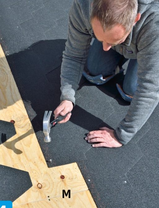 Shingel spikas fast på taket till förråd