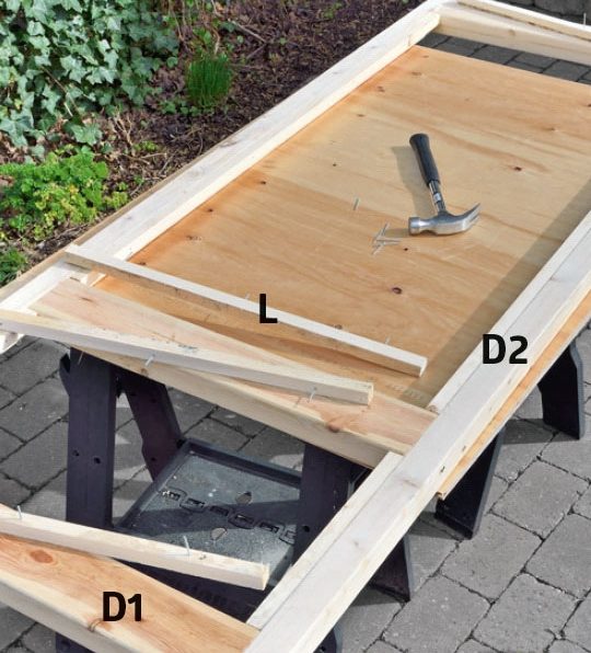 Sätt ihop dörr till förråd med skruvar