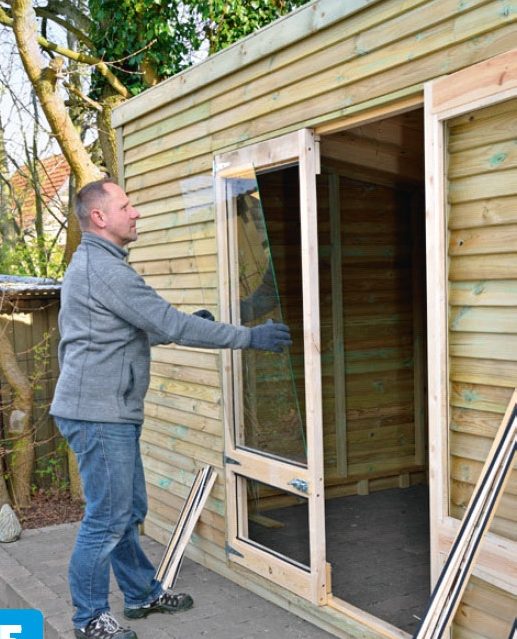 Sätt i glaset i dubbeldörr till förråd