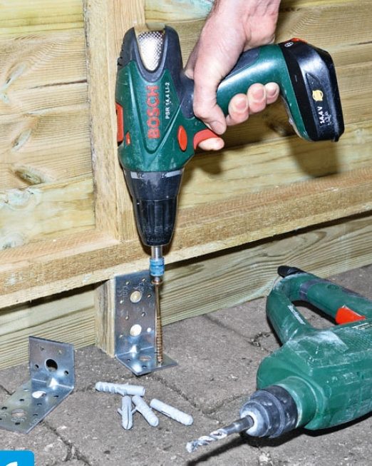 Fäst förråd i plattsättningen med vinkelbeslag, pluggar och skruvar