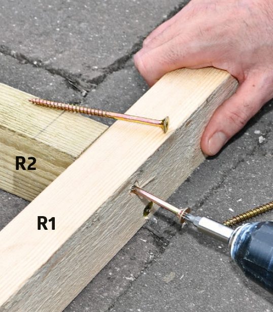 Pihavaraston seinien osat kiinnitetään yhteen