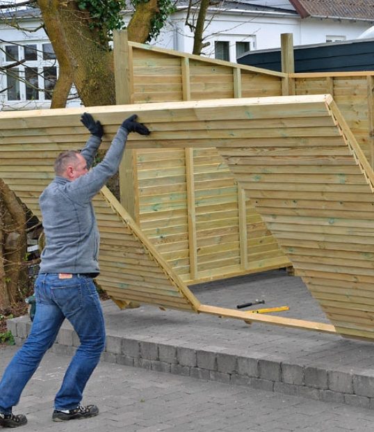 Pihavaraston etuseinä nostetaan paikoilleen