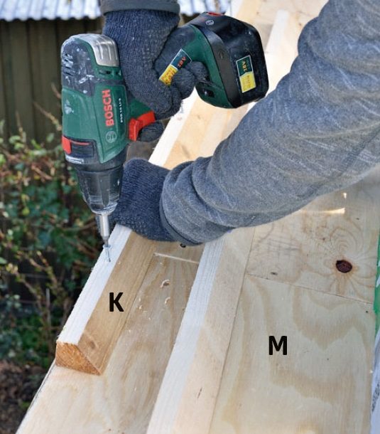 Kolmiorimojen ruuvaaminen pihavarastoon