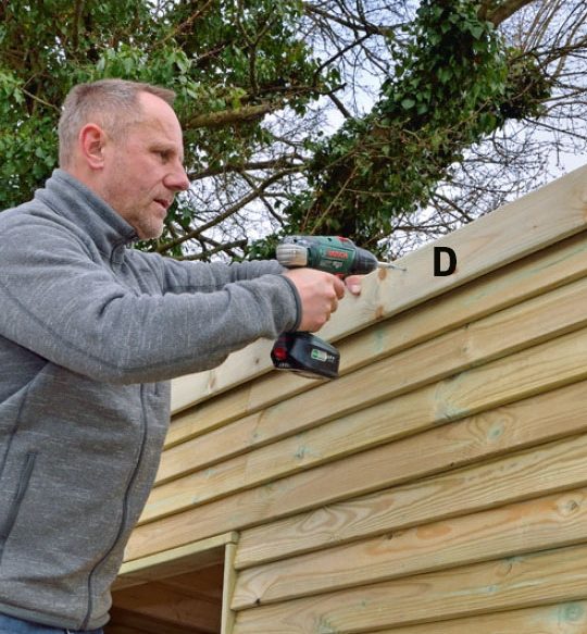 Otsalautojen ruuvaaminen pihavaraston katon rajaan