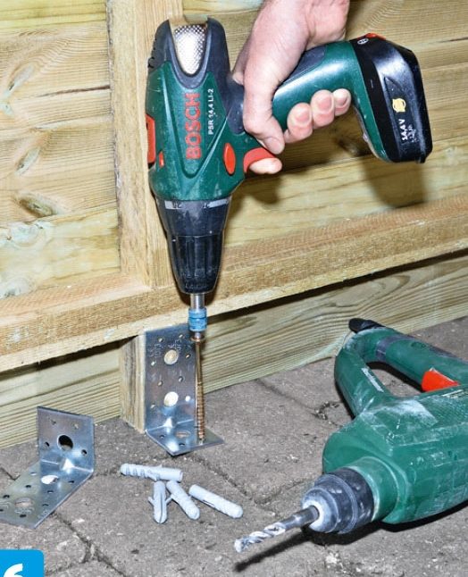 Pihavarasto ruuvatan kiinni pihalaattoihin kulmaraudoilla, tulpilla ja ruuveilla