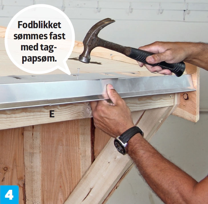 Fodblik til tag på shelter sømmes fast