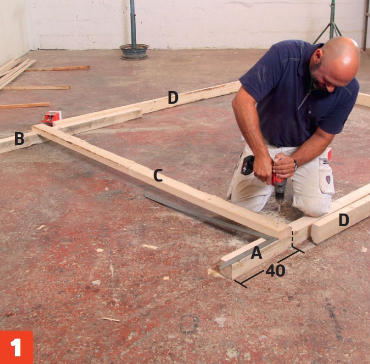 Bunnramme til gapahuk settes fast til stolpene