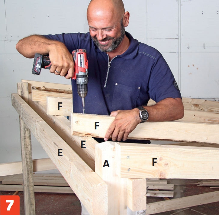 De øvrige sperrene settes fast på gapahuk