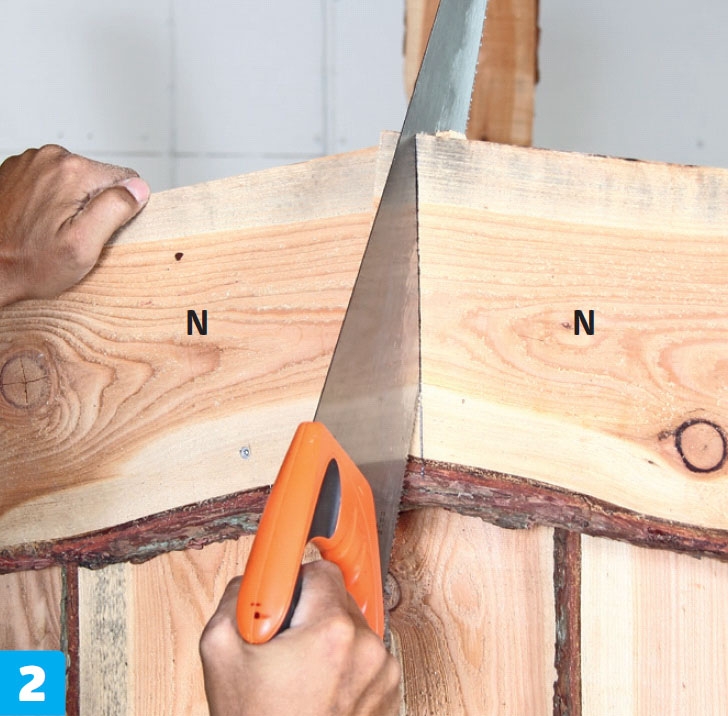 Bordene på gapahuk sages til med håndsag