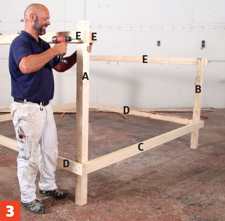 De liggande bjälkarna till vindskydd skruvas fast på de främre stolparna