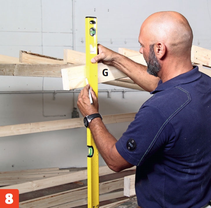 Mät upp de korta takbjälkarna till bygga vindskydd