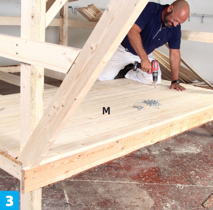 Golvbrädorna i vindskydd läggs ut