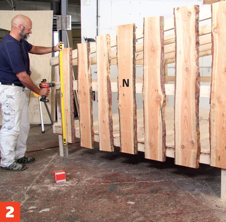 De övriga brädorna till vindskydd skruvas fast