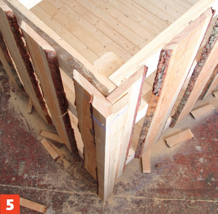 Andra lagret av brädor monteras på bygga vindskydd