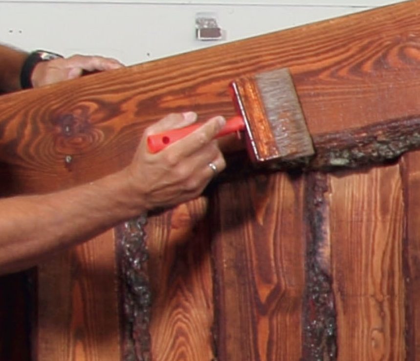 Bygga vindskydd behandlas med träolja