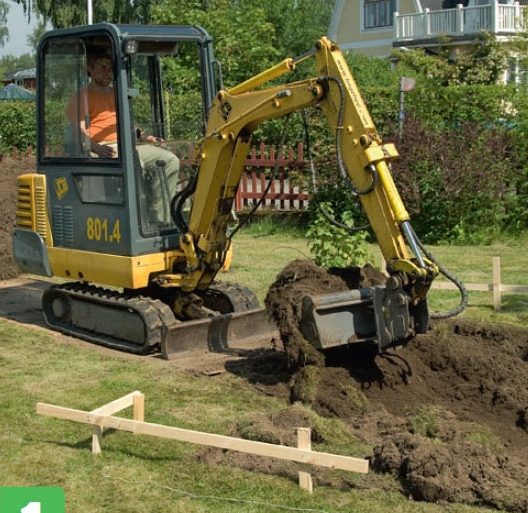 Udgravning til fundament i orangeri med minigraver