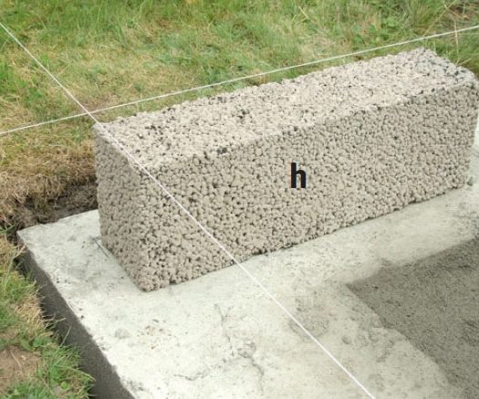 Blokke i hjørner af orangeri lægges præcist