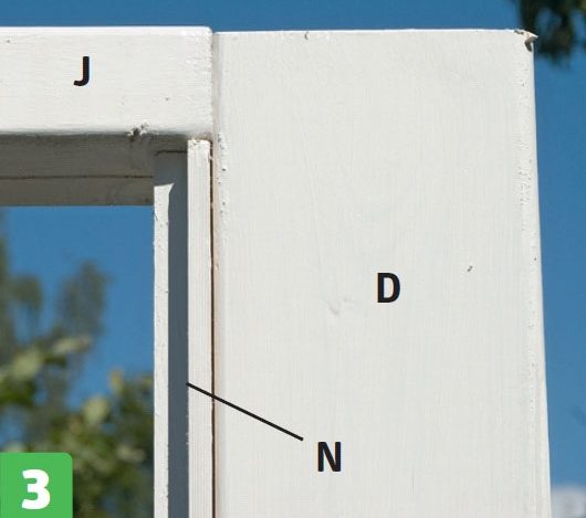 Bræt på inderside af hjørnestolpe til orangeri