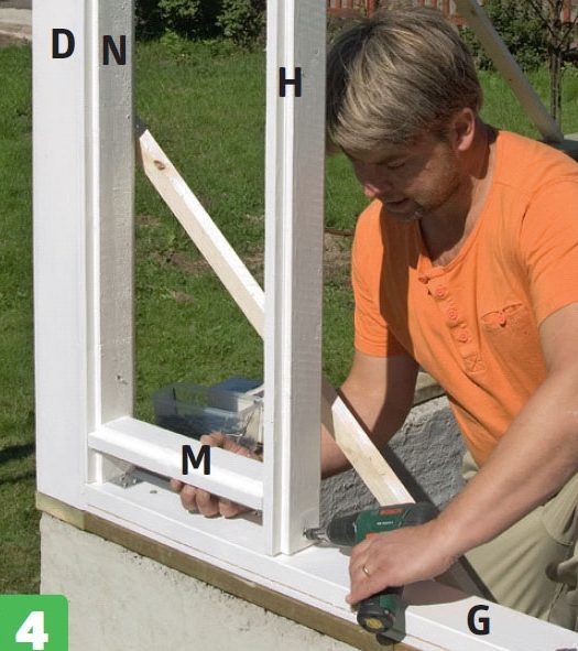 Stolper skrues fast på bundrem og tagrem i orangeri