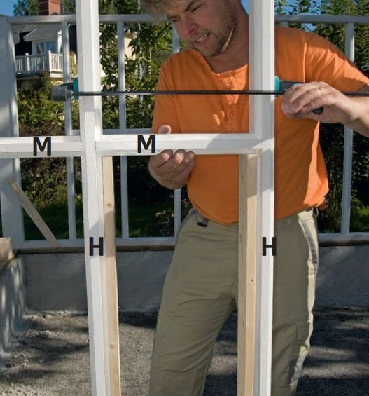 De vandrette sprosser sættes mellem stolper i orangeri