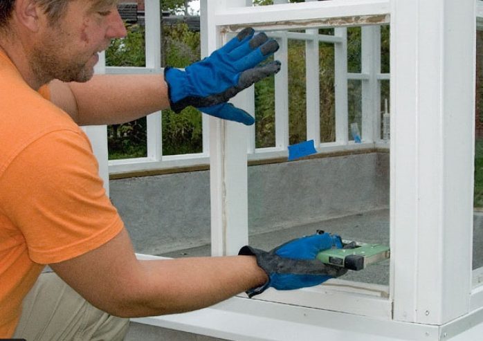 Rude i orangeri trykkes fast i kit