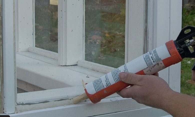 Kit påføres i hele kanten af ruden i orangeri