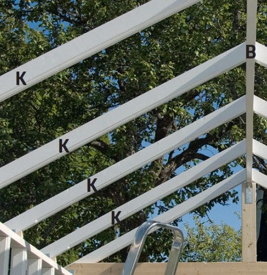 Spær skrues fast på tagbjælke med vinkelbeslag i orangeri