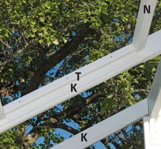 Mellem de vandrette lægter fastgøres smalle lister i orangeri