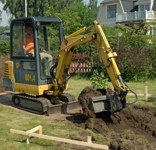Utgravning til fundament i orangeri med minigraver