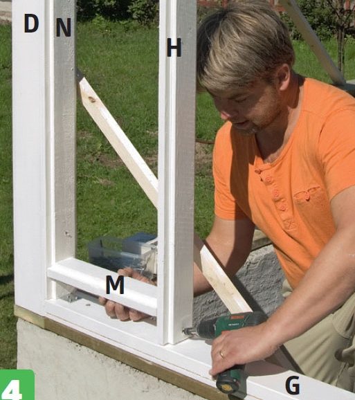 Stolpene skrus fast i bunnsvillen og toppsvillen i orangeri