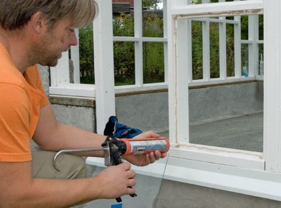 Først legges en strimmel kitt i falsen på orangeri