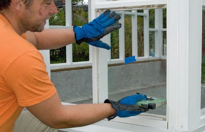 Rute i orangeri trykkes fast i kitt