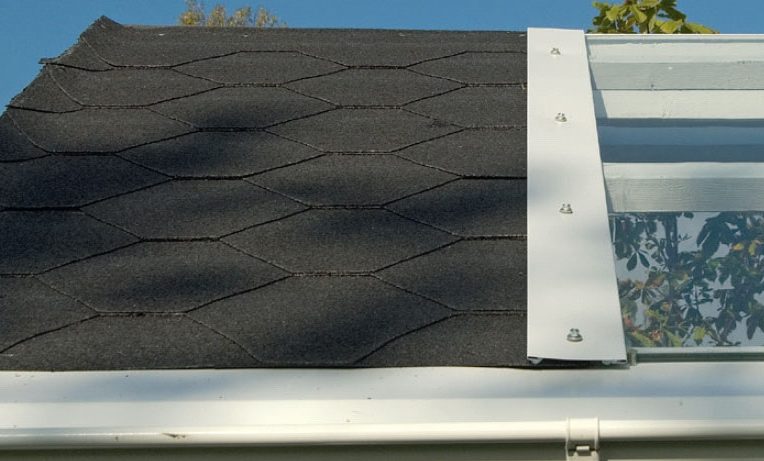 Oppå takbelegget i orangeri legges shingel